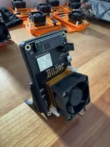 ein kleines schwarzes elektronisches Gerät mit einem Ventilator auf einem Tisch