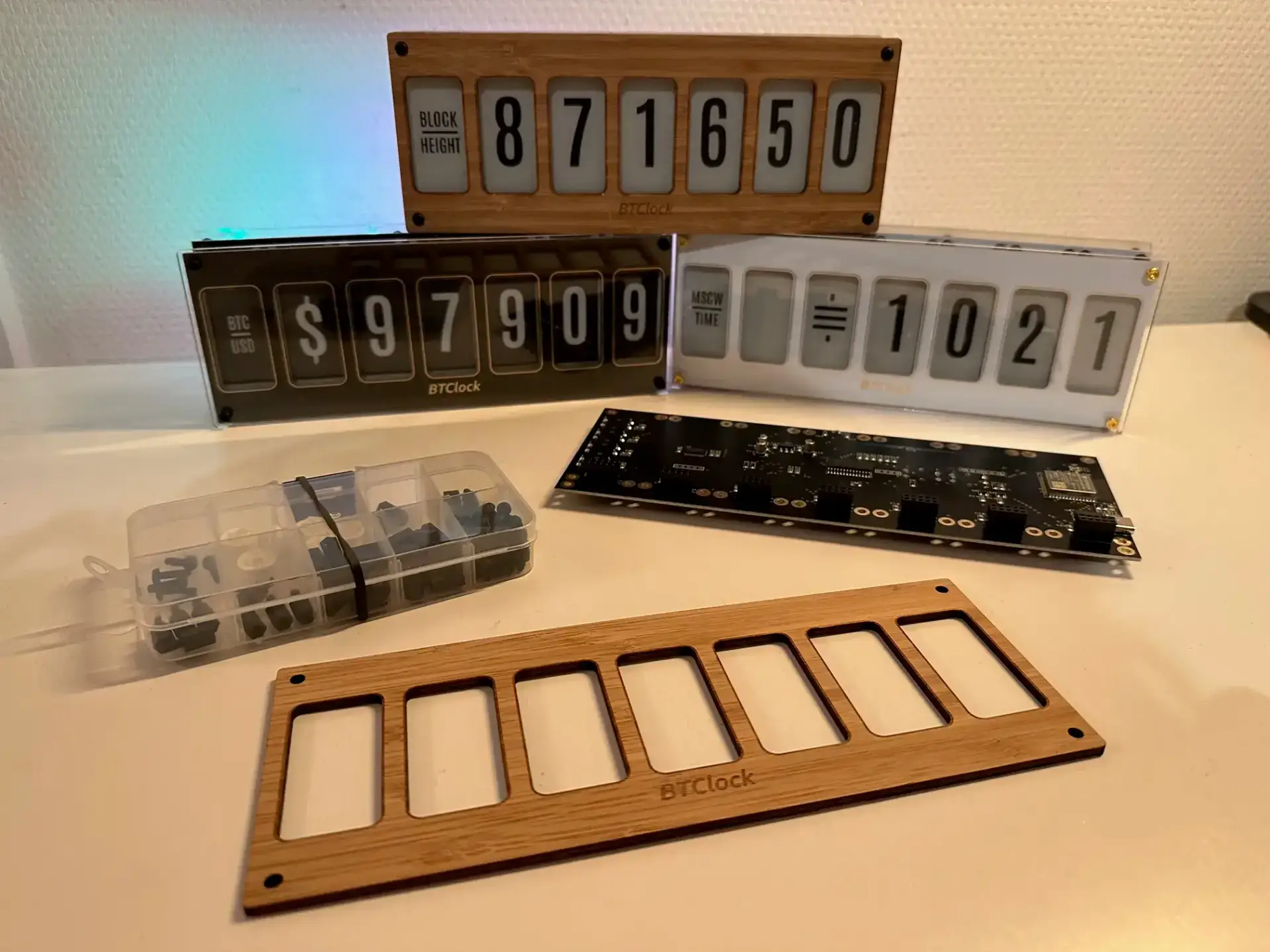 Bitcoin-Waren - https://www.bitcoinstuffstore.com BTClock Rev B Frontleuchte bitcoin Display-Heimkonfiguration Schreibtisch bitcoin Knoten