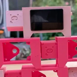Zusammengebaute Lightning Piggy- und bitcoin-Spardose mit Display in hellrosa Gehäuse