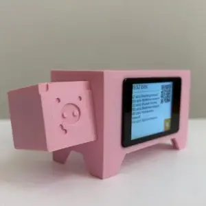 Hellrosa Lightning Piggy bitcoin Spardose mit funktionierendem Display, schräge Ansicht