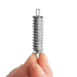 Cryptosteel Seed12 Kapsel mit dem Buchstabenstapel in der Hand