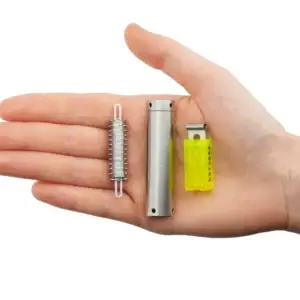 Cryptosteel Seed 12 Teile auf einer Handfläche für den Größenvergleich