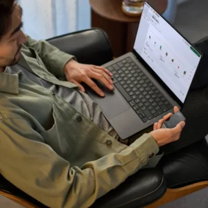 Trezor Safe 7 Charcoal Black in Verwendung mit Trezor Suite auf einem Laptop