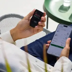 Trezor Safe 7 Charcoal Black in Verwendung mit Trezor Suite auf einem Telefon