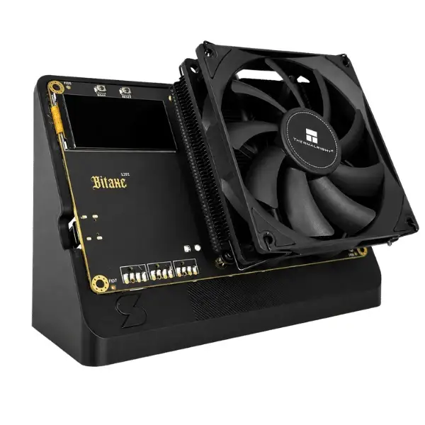 Bitaxe Naja Duo solo miner schuin van voren met kleurendisplay en Thermalright-ventilator