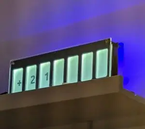 BTClock mit +21 auf dem Display und lila Licht an der Wand nach einem Nostr-Zap